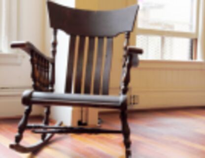 Renowacja i odnawianie starego krzesła